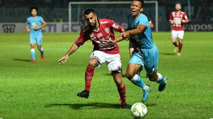 Duel pemain Bali United dengan Persela Lamongan