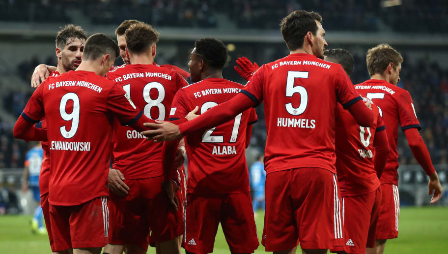 Robert Lewandowski rayakan golnya ke gawang Schalke