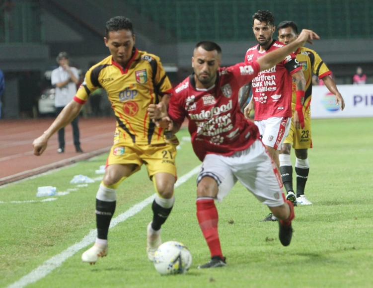 Duel pemain Bali United dan Mitra Kukar