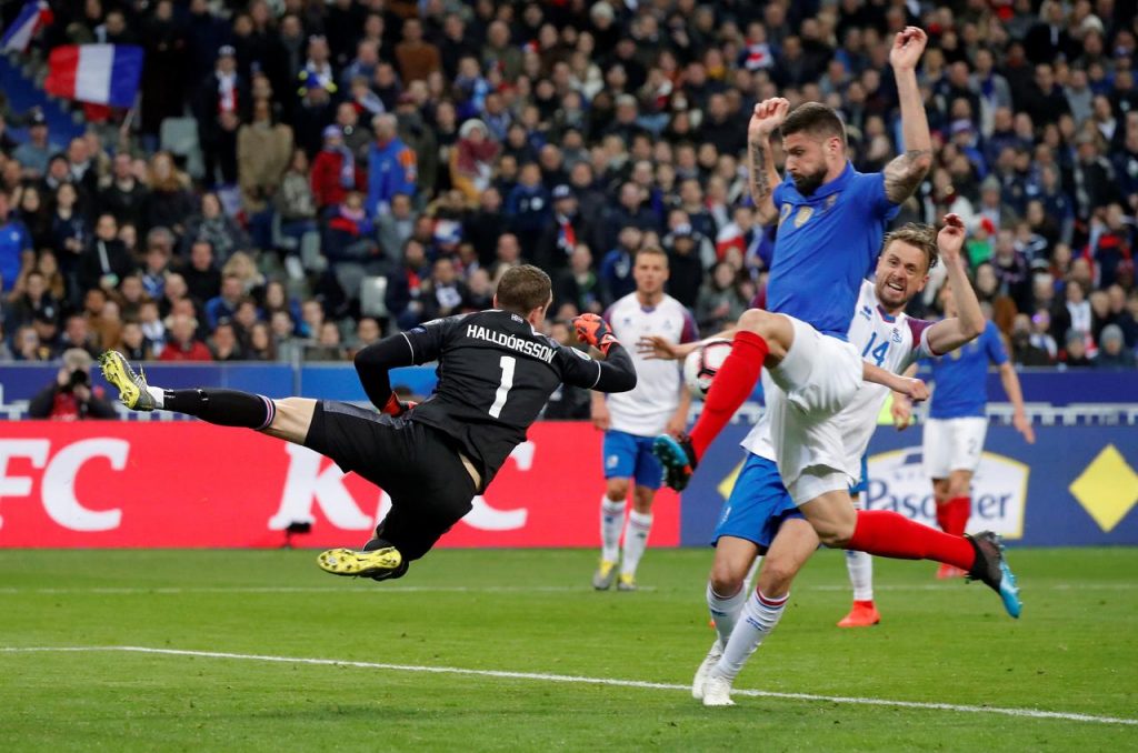 Aksi Olivier Giroud mencetak gol ke gawang Islandia di babak kedua