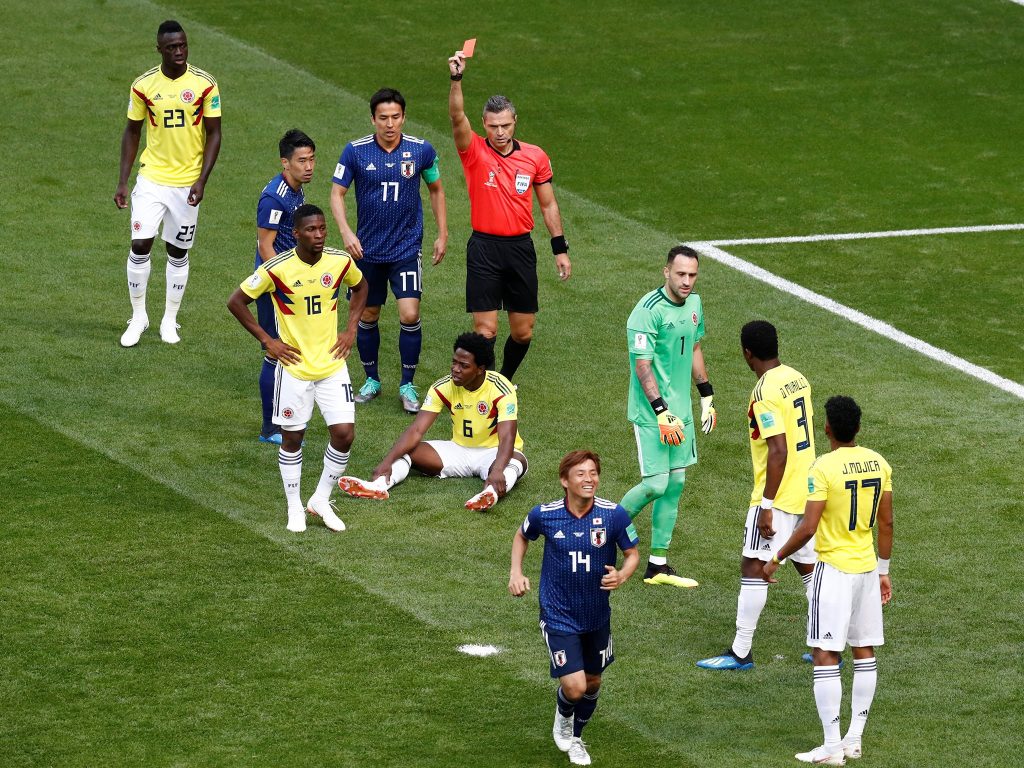 Pertemuan terakhir Jepang vs Kolombia. Nampak wasit memberikan kartu merah kepada pemain Kolombia, Carlos Sanchez. Skor akhir 2-1 untuk kemenangan Jepang