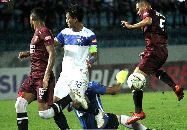 Duel Sengit antara pemain pemain PSIS Semarang dengan PSM Makassar