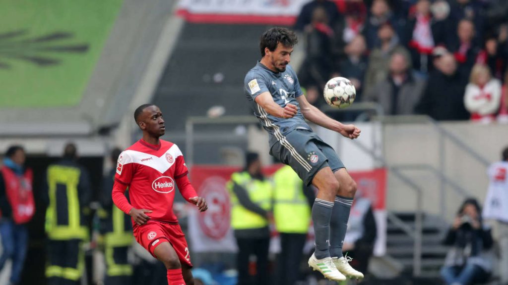 Aksi Mats Hummels di laga melawan Fortuna Dusseldorf