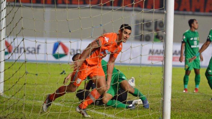 Momen saat Matias Conti cetak gol bagi Borneo FC