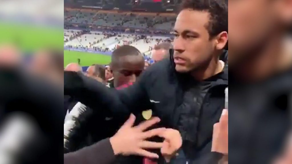 Momen saat Neymar memukul supporter